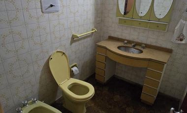 Venta de casa 4 ambientes con cochera y patio en Wilde