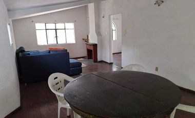 CASA PARA REMODELAR CON USO DE SUELO HABITACIONAL MIXTO.