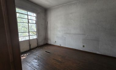 CASA PARA REMODELAR CON USO DE SUELO HABITACIONAL MIXTO.