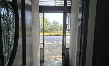 CASA PARA REMODELAR CON USO DE SUELO HABITACIONAL MIXTO.