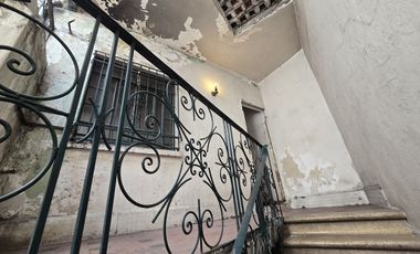 CASA PARA REMODELAR CON USO DE SUELO HABITACIONAL MIXTO.