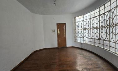 CASA PARA REMODELAR CON USO DE SUELO HABITACIONAL MIXTO.