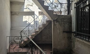 CASA PARA REMODELAR CON USO DE SUELO HABITACIONAL MIXTO.