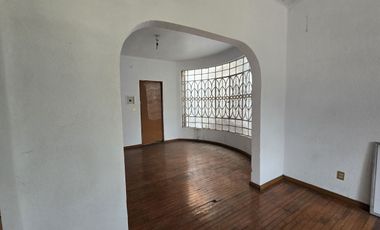 CASA PARA REMODELAR CON USO DE SUELO HABITACIONAL MIXTO.