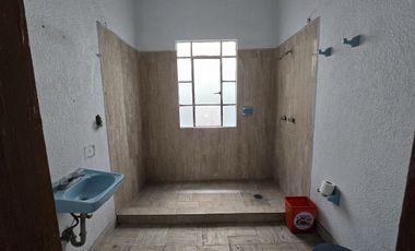 CASA PARA REMODELAR CON USO DE SUELO HABITACIONAL MIXTO.