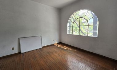 CASA PARA REMODELAR CON USO DE SUELO HABITACIONAL MIXTO.