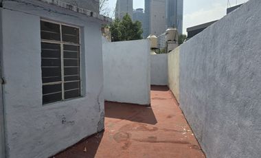 CASA PARA REMODELAR CON USO DE SUELO HABITACIONAL MIXTO.