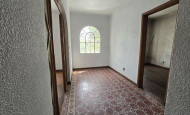 CASA PARA REMODELAR CON USO DE SUELO HABITACIONAL MIXTO.