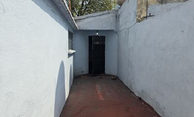 CASA PARA REMODELAR CON USO DE SUELO HABITACIONAL MIXTO.