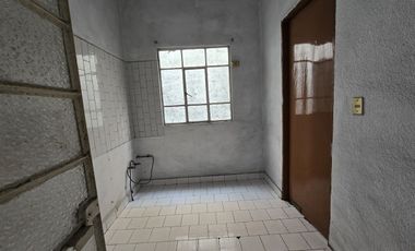 CASA PARA REMODELAR CON USO DE SUELO HABITACIONAL MIXTO.