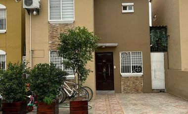 VENTA DE CASA DE 3 HABITACIONES EN VILLAS DEL REY ETAPA REY CARLOS (JP)