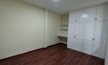 Casa Rentera de Oportunidad, 5 departamentos y 2 locales comerciales, El Ejido, Quito