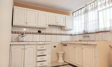 Casa Rentera de Oportunidad, 5 departamentos y 2 locales comerciales, El Ejido, Quito
