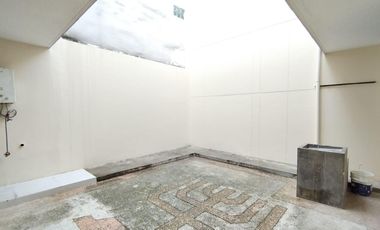 Casa Rentera de Oportunidad, 5 departamentos y 2 locales comerciales, El Ejido, Quito