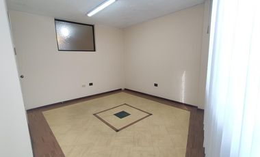 Casa Rentera de Oportunidad, 5 departamentos y 2 locales comerciales, El Ejido, Quito
