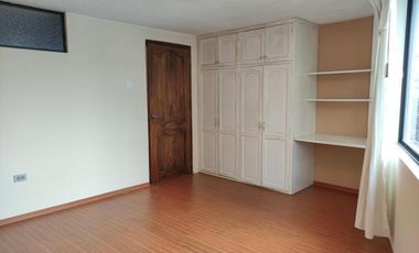 Casa Rentera de Oportunidad, 5 departamentos y 2 locales comerciales, El Ejido, Quito