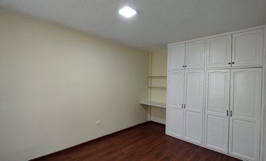 Casa Rentera de Oportunidad, 5 departamentos y 2 locales comerciales, El Ejido, Quito