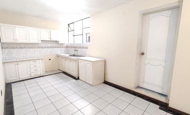Casa Rentera de Oportunidad, 5 departamentos y 2 locales comerciales, El Ejido, Quito