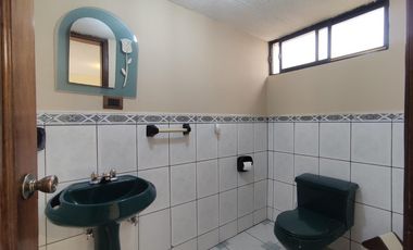 Casa Rentera de Oportunidad, 5 departamentos y 2 locales comerciales, El Ejido, Quito