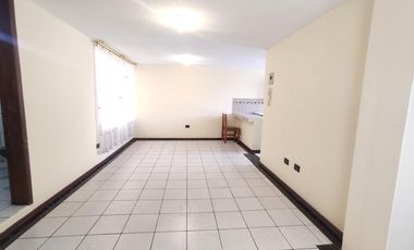 Casa Rentera de Oportunidad, 5 departamentos y 2 locales comerciales, El Ejido, Quito