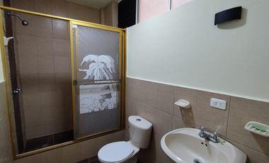 Casa Rentera de Oportunidad, 5 departamentos y 2 locales comerciales, El Ejido, Quito