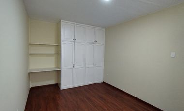 Casa Rentera de Oportunidad, 5 departamentos y 2 locales comerciales, El Ejido, Quito