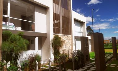 Casas VIP en venta, de 2 y 3 habitaciones dentro de Urbanización