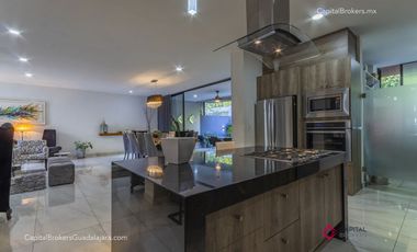 Casa en venta de lujo Fraccionamiento  Colinas Virreyes frente Puerta  las Lomas