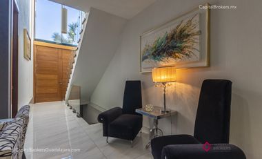 Casa en venta de lujo Fraccionamiento  Colinas Virreyes frente Puerta  las Lomas