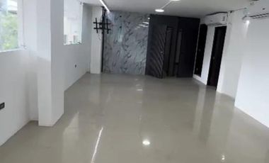 SE ALQUILA LOCAL COMERCIAL CON MEZZANINE CENTRO NORTE (AV)
