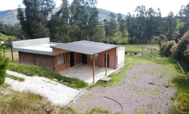 Amplio Terreno en renta de 8700 m²con una suite rustica - Sector Alangasi