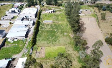 Amplio Terreno en renta de 8700 m²con una suite rustica - Sector Alangasi