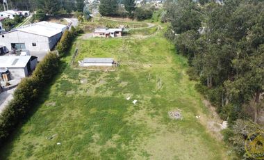 Amplio Terreno en renta de 8700 m²con una suite rustica - Sector Alangasi