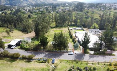 Amplio Terreno en renta de 8700 m²con una suite rustica - Sector Alangasi