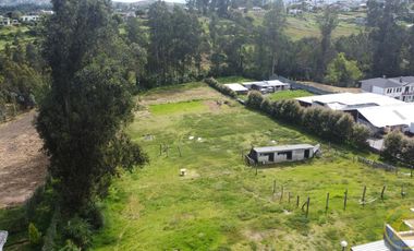 Amplio Terreno en renta de 8700 m²con una suite rustica - Sector Alangasi