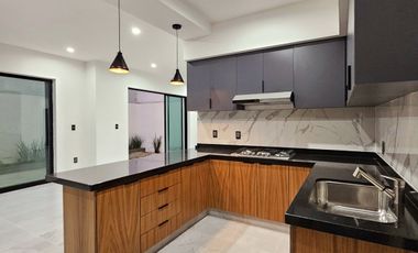 RESIDENCIA DE 4 RECÁMARAS AL NORTE DE VILLA DE ÁLVAREZ