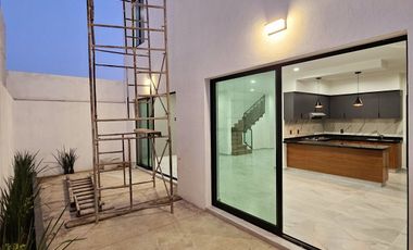 RESIDENCIA DE 4 RECÁMARAS AL NORTE DE VILLA DE ÁLVAREZ