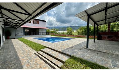 Casa campestre amoblada en venta en condominio Santa Elena El Cerrito