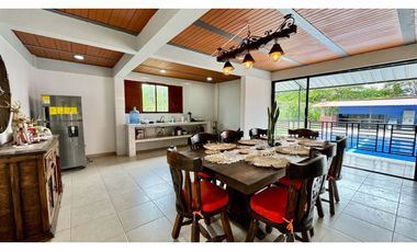Casa campestre amoblada en venta en condominio Santa Elena El Cerrito