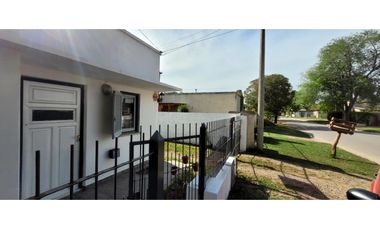 Se vende muy linda casa de 4 ambientes con garage triple.