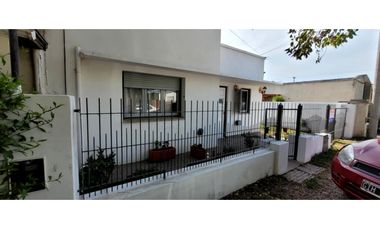 Se vende muy linda casa de 4 ambientes con garage triple.