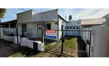 Se vende muy linda casa de 4 ambientes con garage triple.