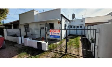Se vende muy linda casa de 4 ambientes con garage triple.