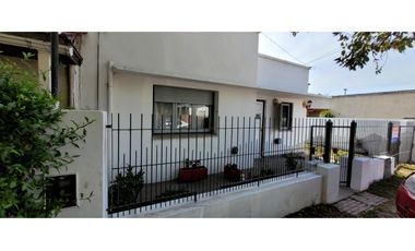 Se vende muy linda casa de 4 ambientes con garage triple.