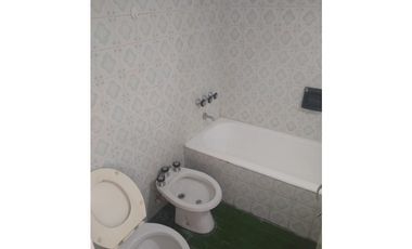 DEPARTAMENTO DE 2 AMBIENTES CON DEP, COCHERA Y BALCON A LA CALLE