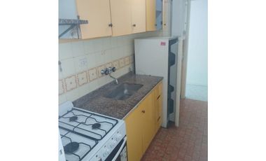 DEPARTAMENTO DE 2 AMBIENTES CON DEP, COCHERA Y BALCON A LA CALLE