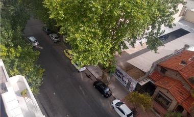 DEPARTAMENTO DE 2 AMBIENTES CON DEP, COCHERA Y BALCON A LA CALLE