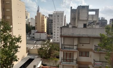 DEPARTAMENTO DE 2 AMBIENTES CON DEP, COCHERA Y BALCON A LA CALLE