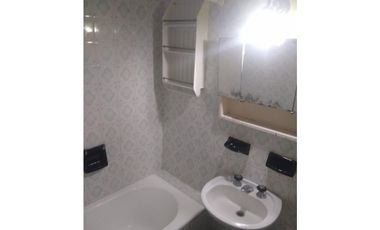 DEPARTAMENTO DE 2 AMBIENTES CON DEP, COCHERA Y BALCON A LA CALLE