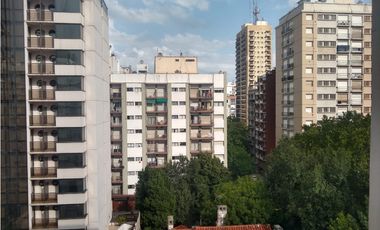 DEPARTAMENTO DE 2 AMBIENTES CON DEP, COCHERA Y BALCON A LA CALLE